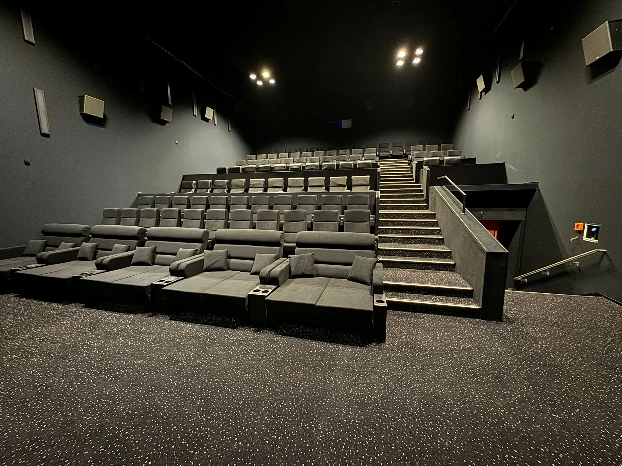 Luxury Recliner Cinema Seats for VIP Experience

 
